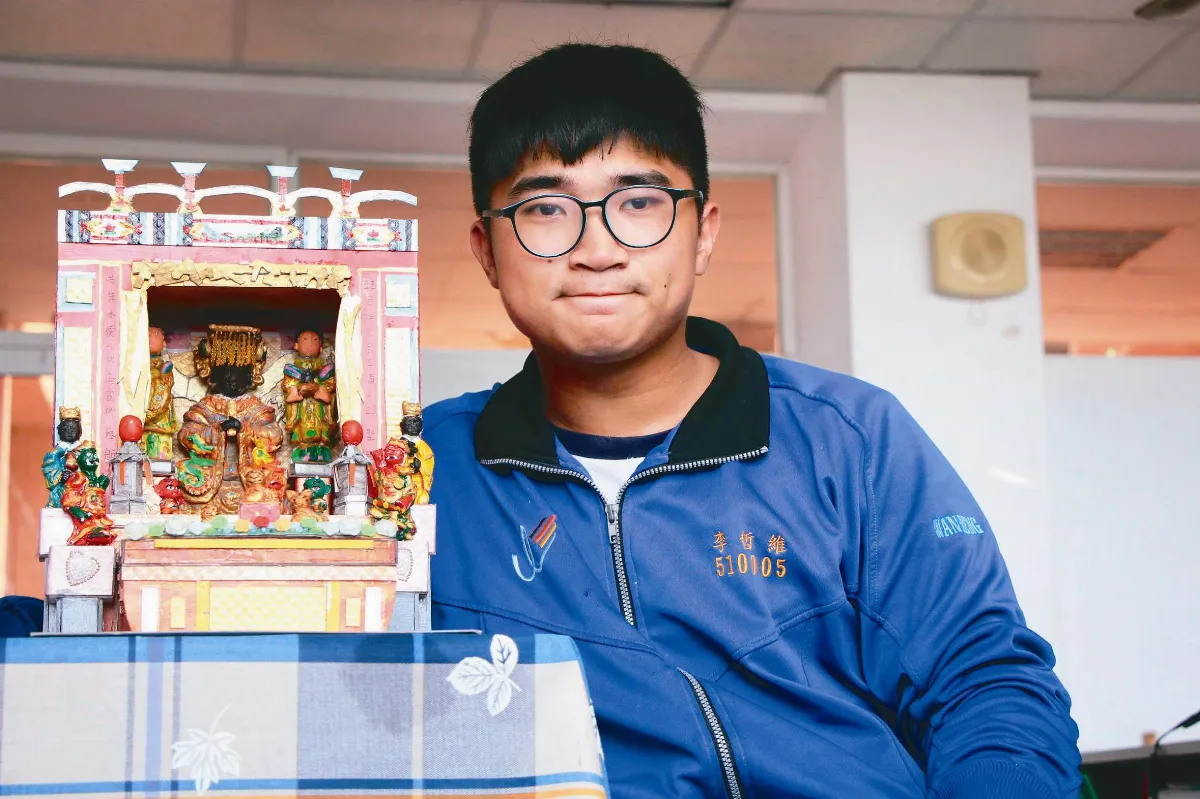 中學生做寺廟模型 神賜9聖筊