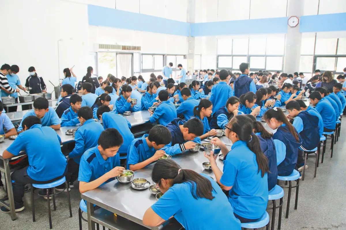 特色國中 師生共享音樂午餐