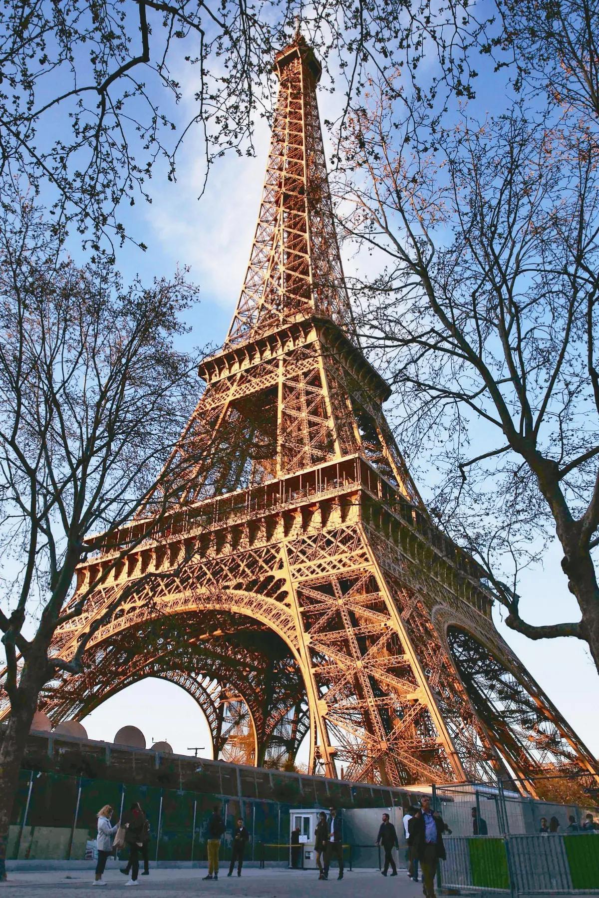 艾菲爾鐵塔 130歲囉