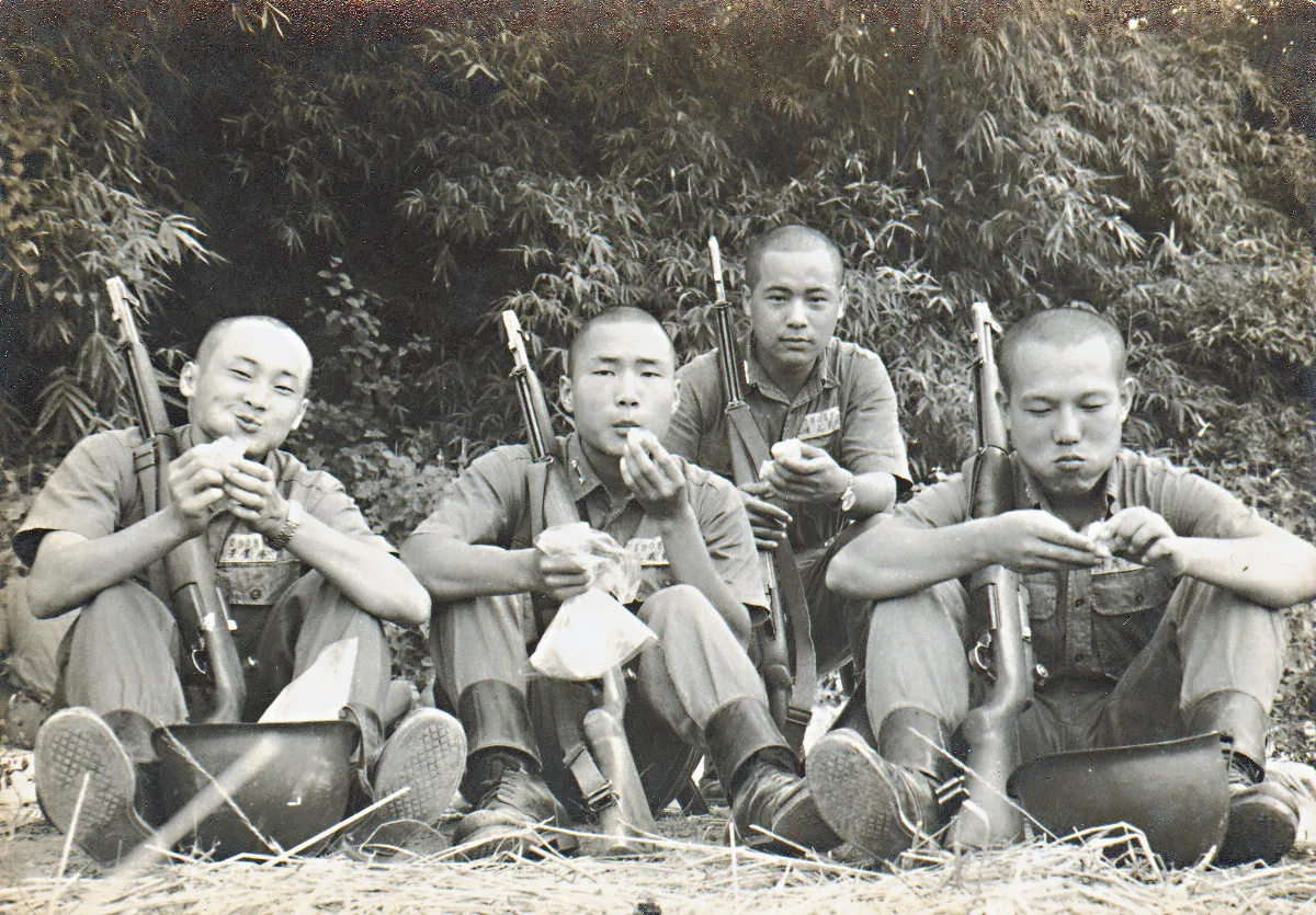 【時光走廊】     走過台灣民間老照片(14-5) 同甘共苦的軍旅生活