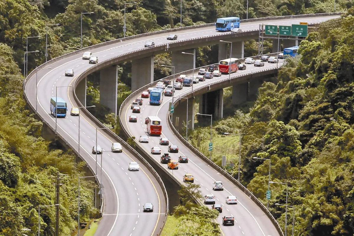 從清晨塞到晚 車速不到40公里 國5紫爆 今還有5地雷區