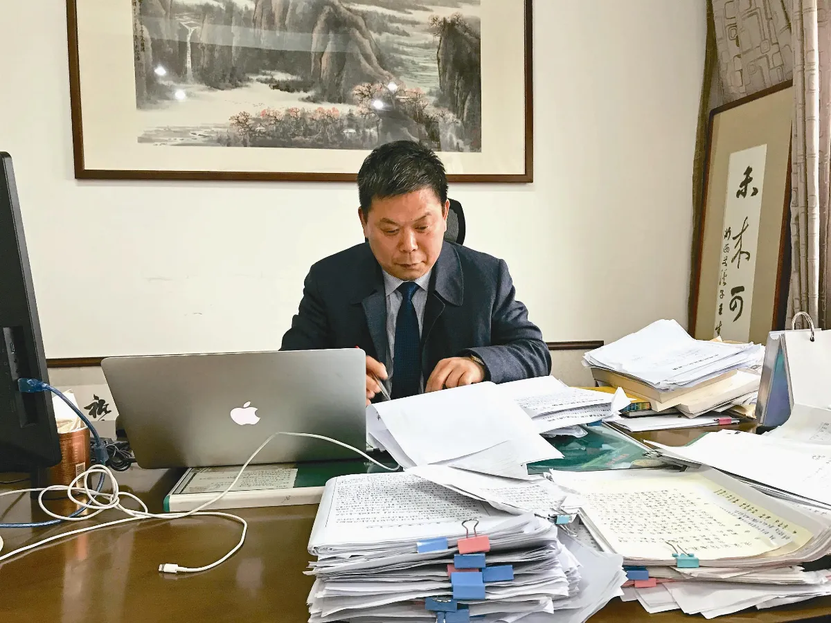 杭州育才外國語學校校長潘志平用親筆信與家長學生交心