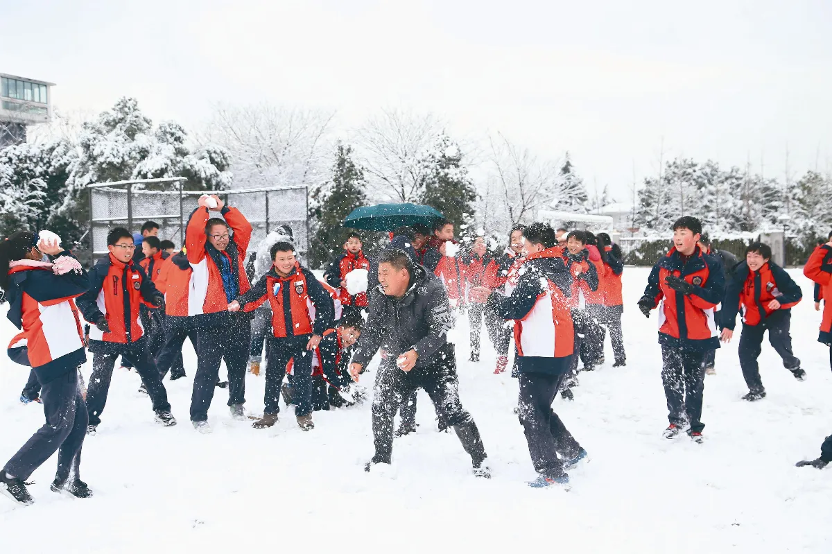 杭州育才外國語學校校長潘志平用親筆信與家長學生交心