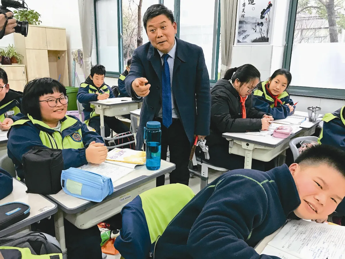 杭州育才外國語學校校長潘志平用親筆信與家長學生交心