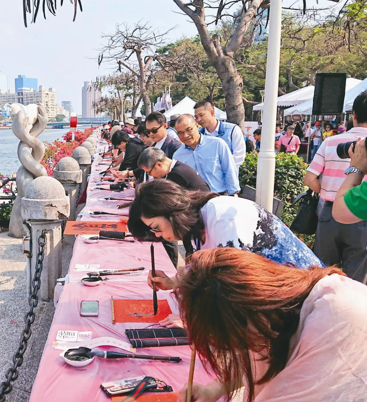 愛河畔 4千人揮毫蘭亭序