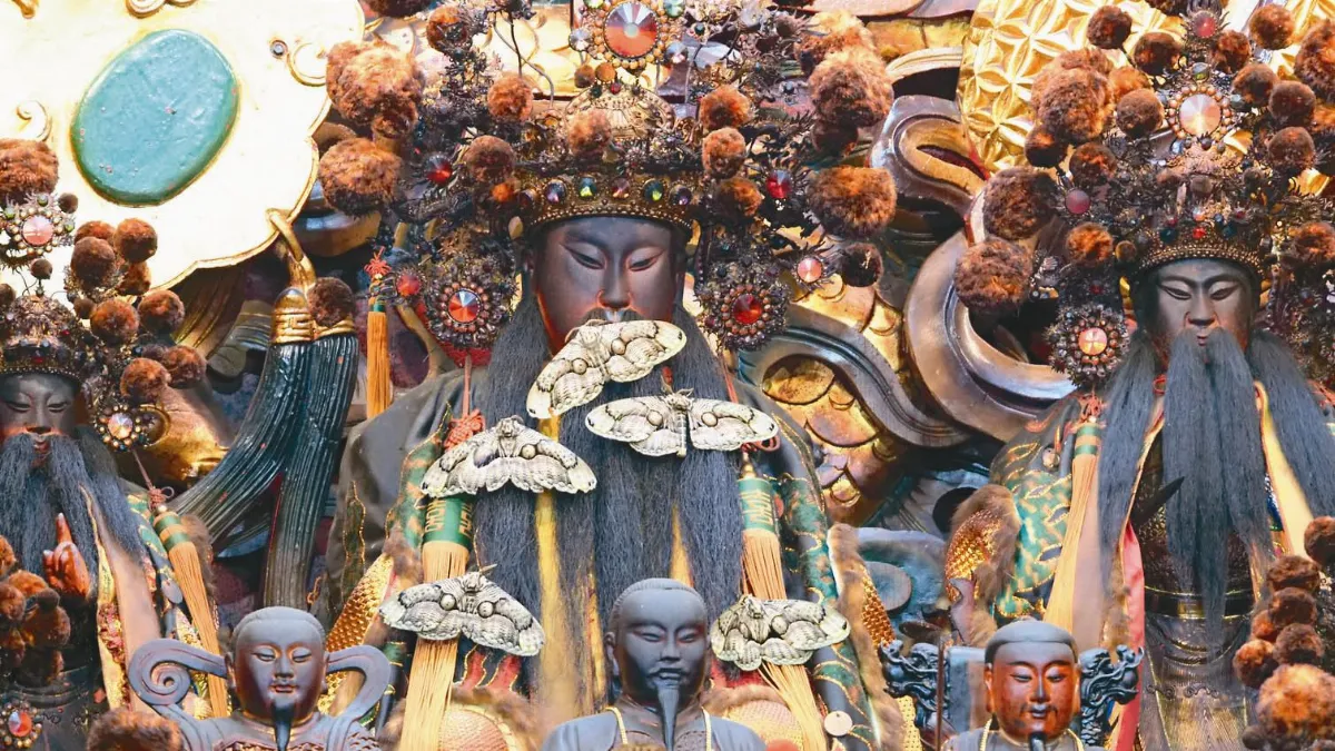 飛蛾駐足神像 年年來祝壽