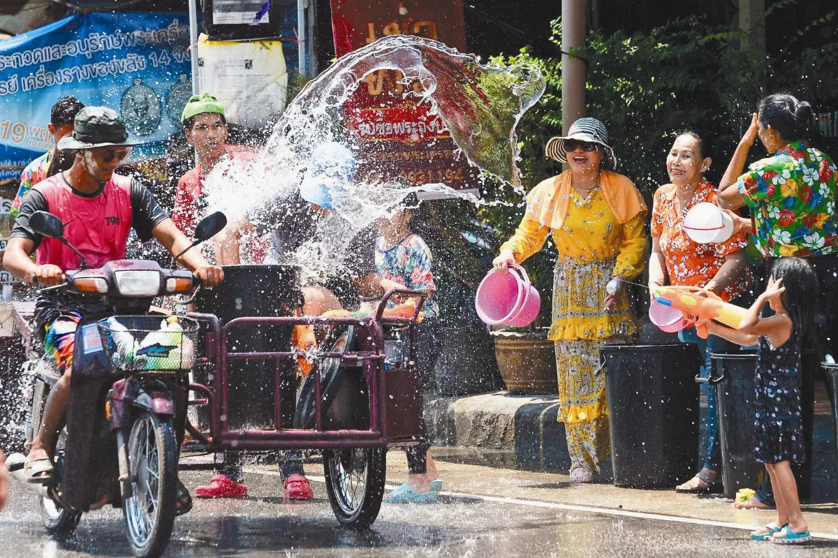 潑水節不只潑水 泰國人赴佛寺祈福