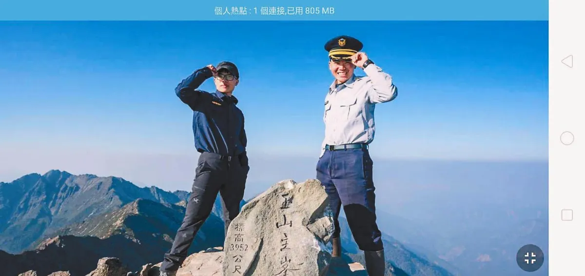 兩世代警察制服 玉山頂相遇