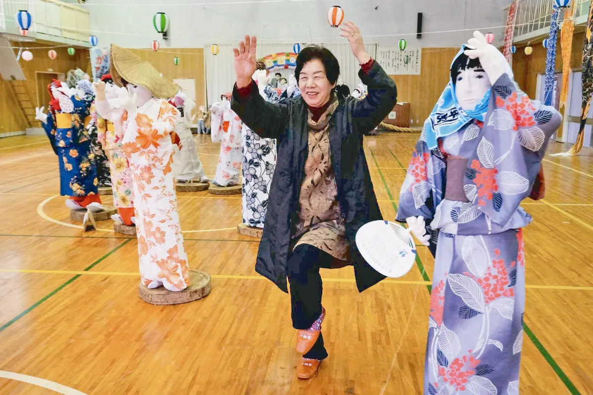 稻草人充人氣 日本小村暴紅