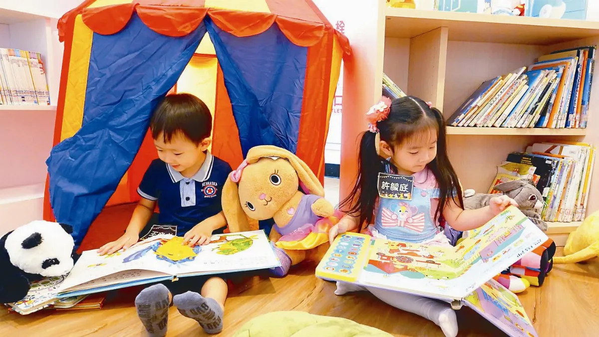 夜宿圖書館 真人、玩偶都來訂房