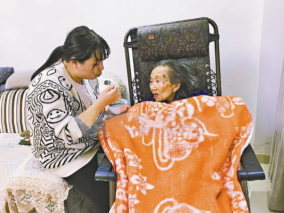 奶奶臥床 孫女天天公主抱
