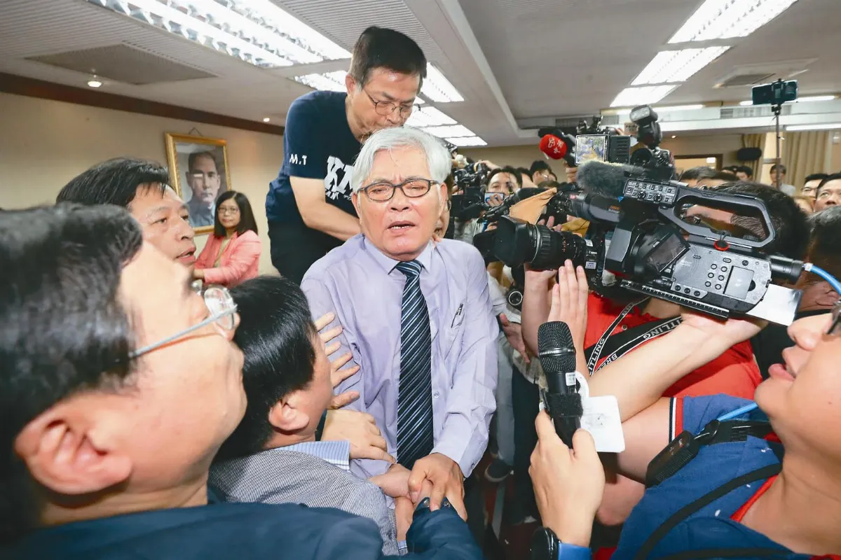 藍諷3秒勇   推擠未詢答 李進勇案完成審查