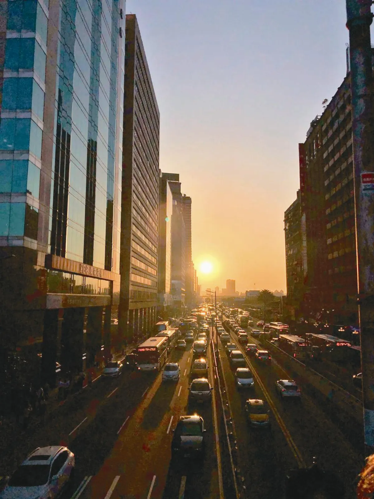 台北街頭  懸日美景登場