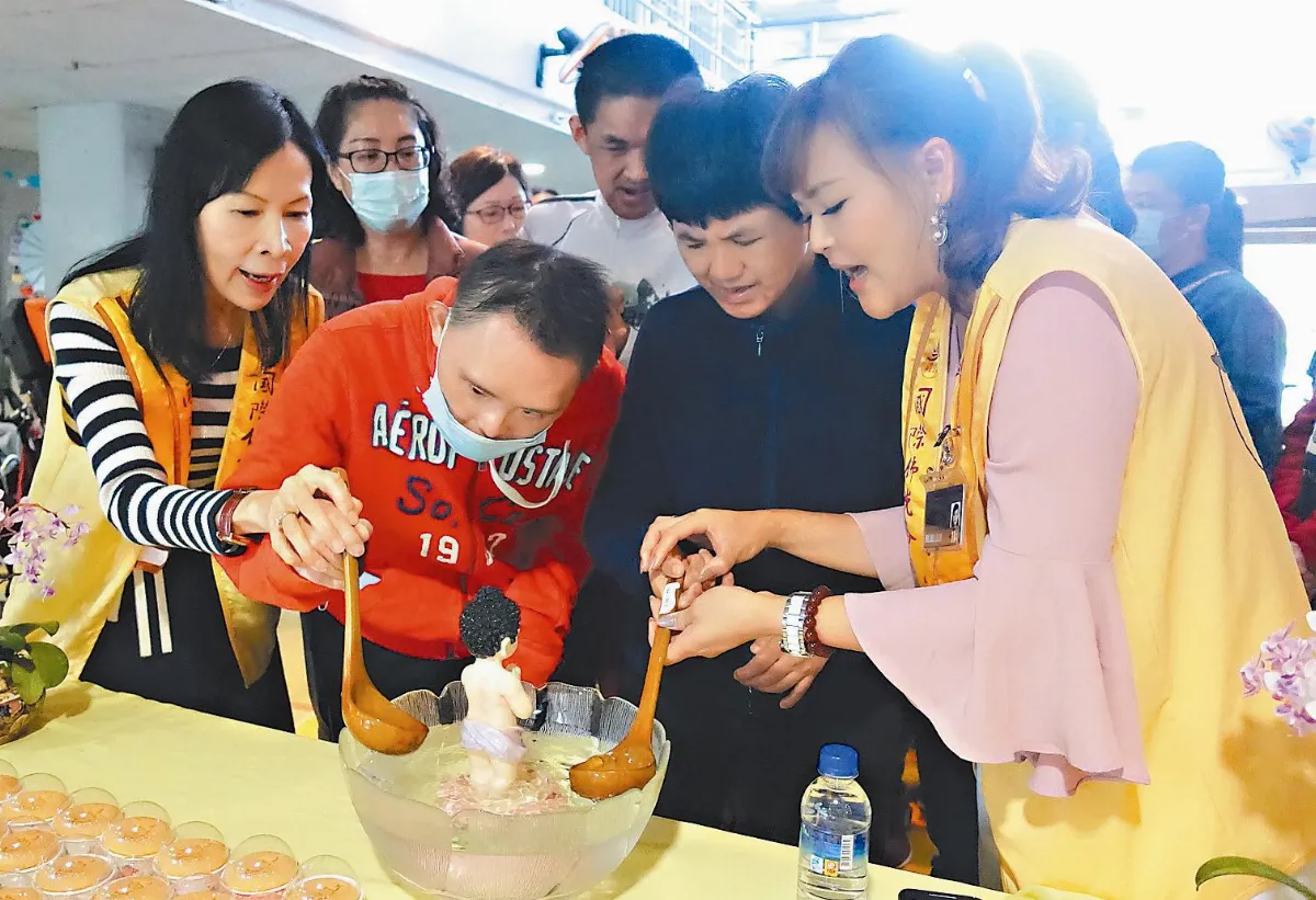佛祖來了 大小朋友喜迎接