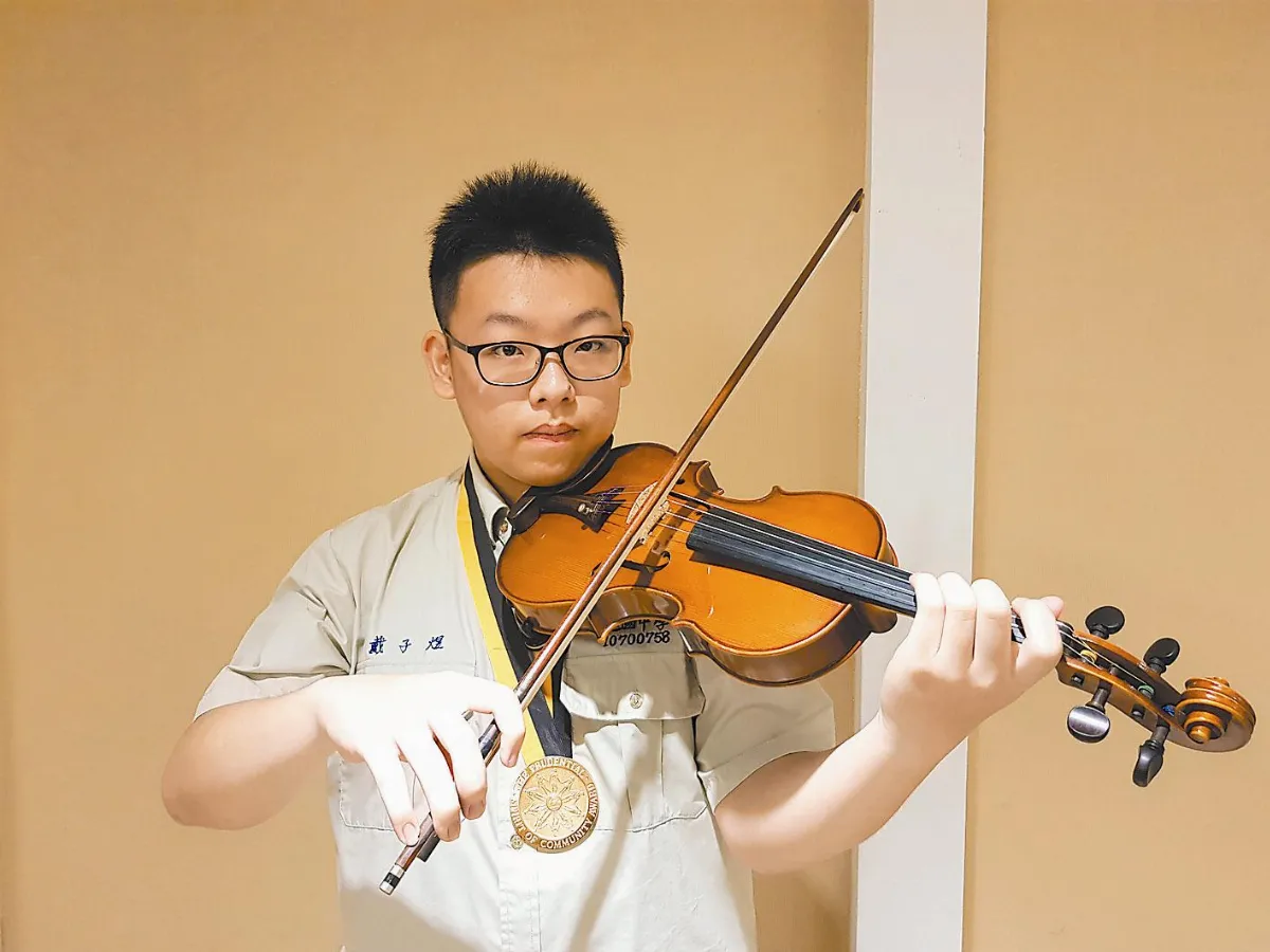 為病友拉琴7年 高中生彌補遺憾
