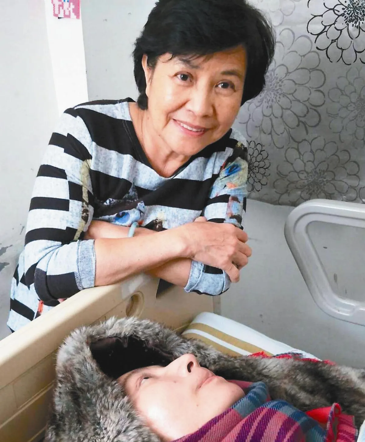 她躺著畫親情 顏料滴入眼也不怕