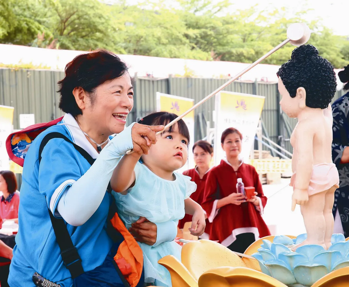 浴佛祈福淨心 學習佛陀悲智 惠中寺新址 萬人禮讚偉大佛陀