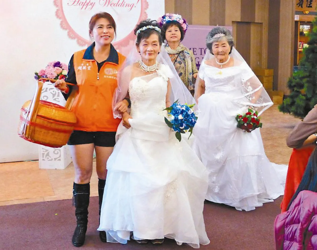 失明嬤圓婚紗夢 新鮮又害羞