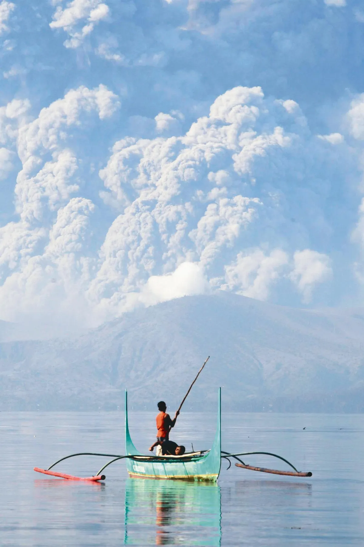 菲塔爾火山瀕爆發 上萬人急撤