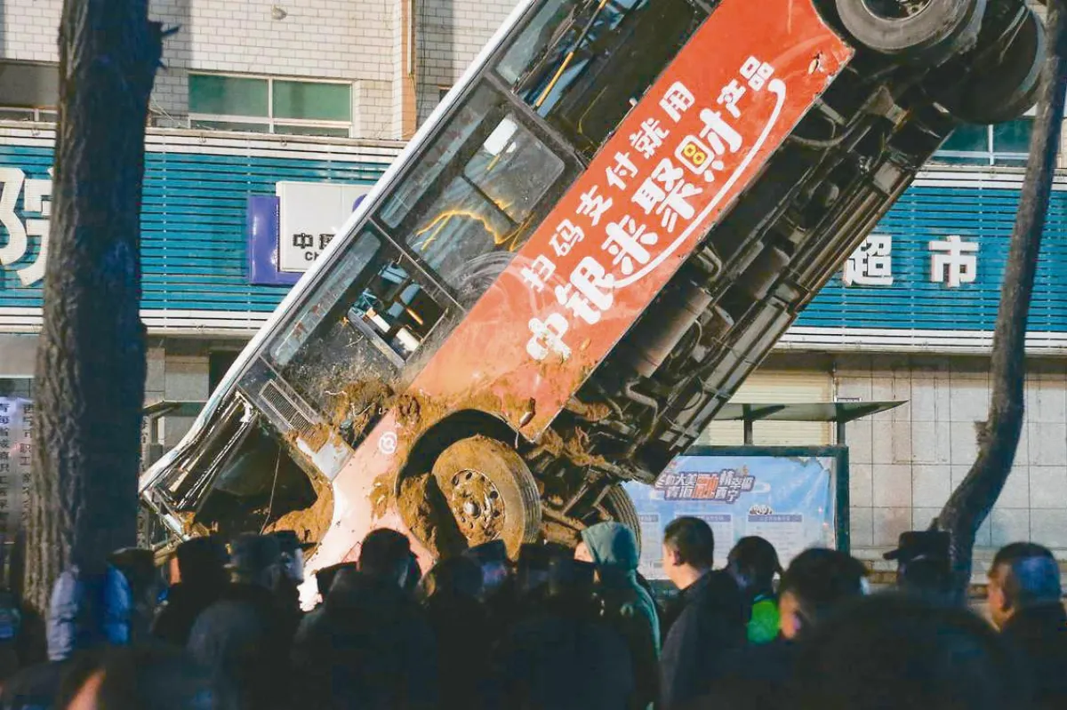 又見路面塌 陸青海公車墜坑6死