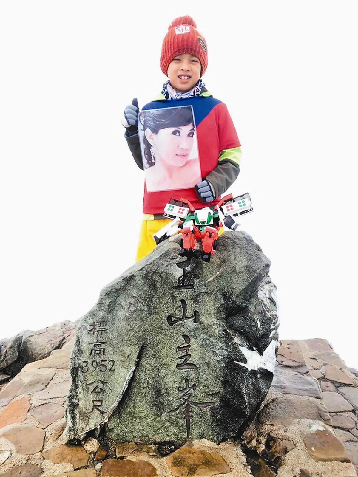 8歲童帶母遺照  攻頂玉山