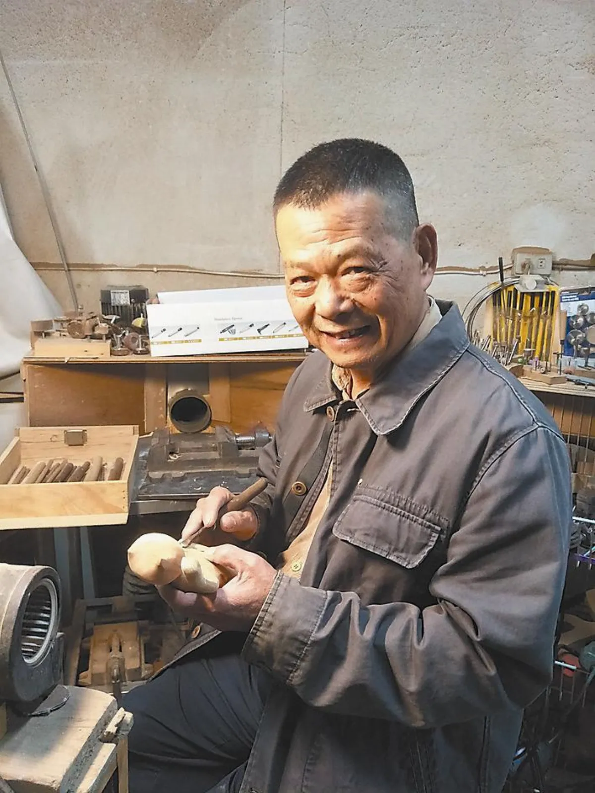 貓咪姿態萬千 朽木雕出驚奇