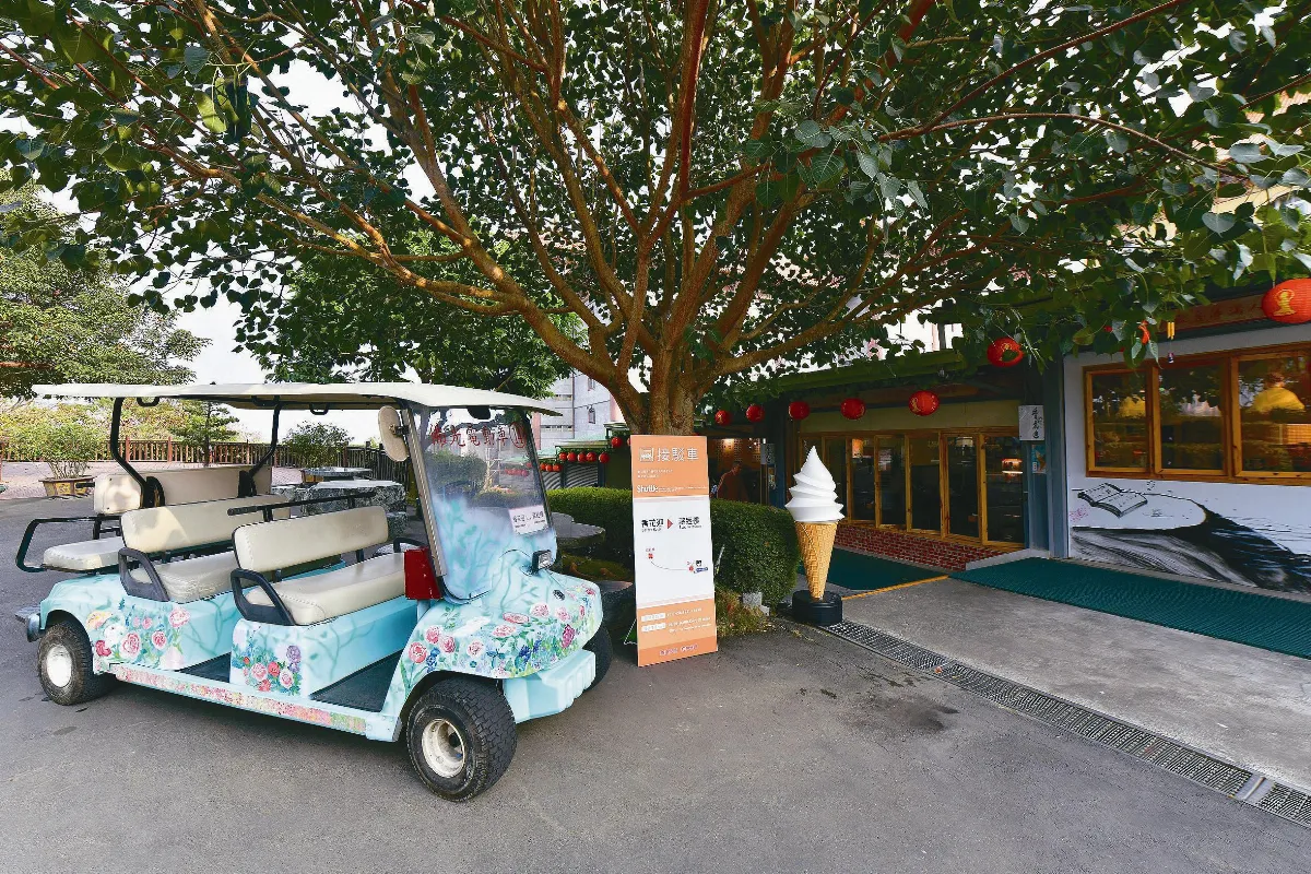 香花迎接駁車 沿途導覽美景