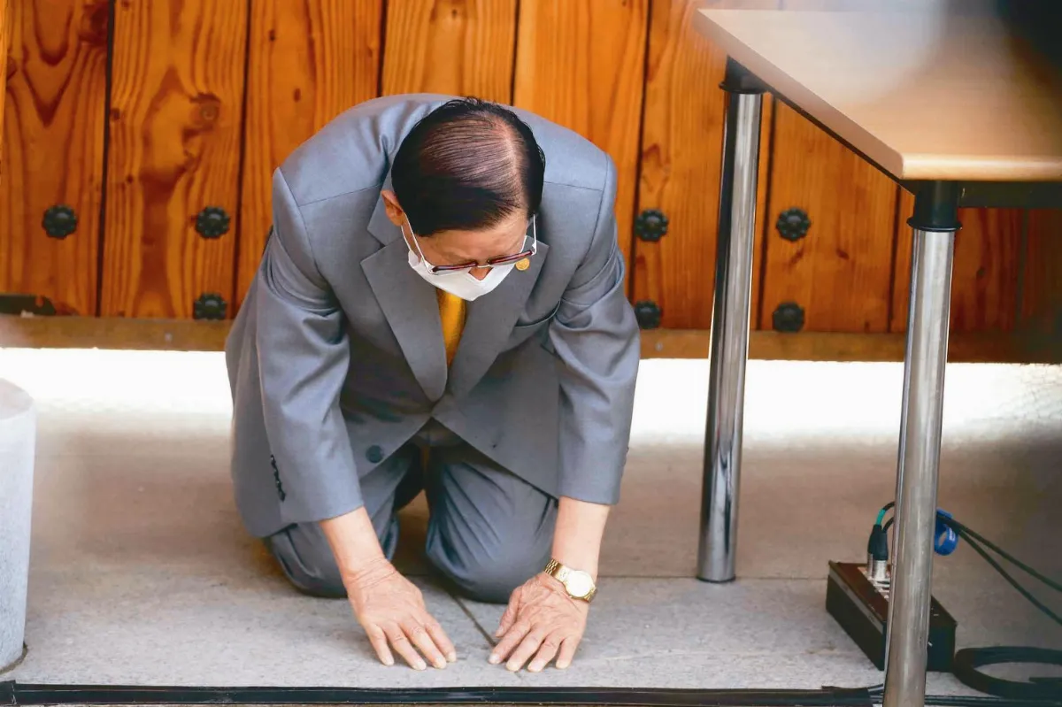 確診破4千例！ 南韓疫情大爆發 新天地教主叩頭道歉