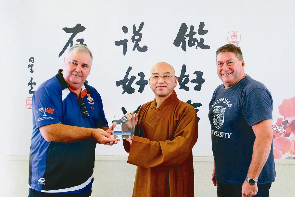 昆士蘭警務處訪佛光山  致贈感謝牌