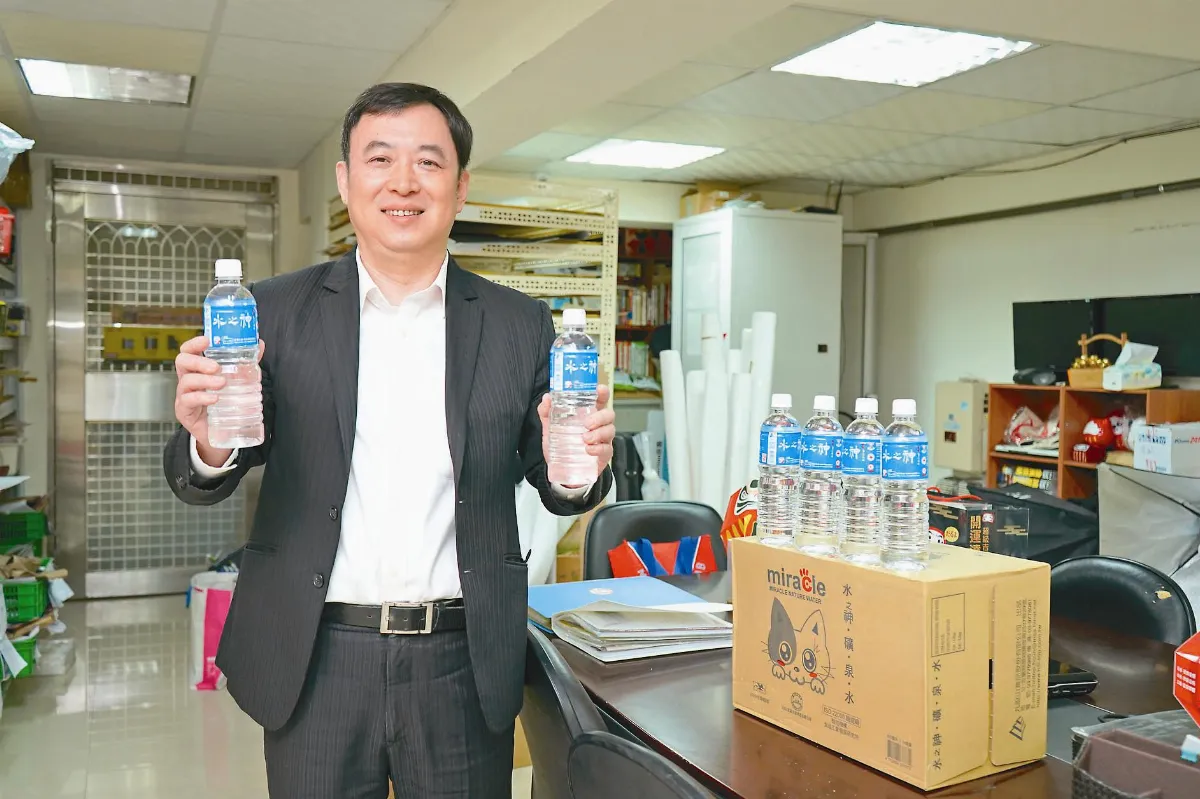 佛心來的水 王培剛捐助救生員