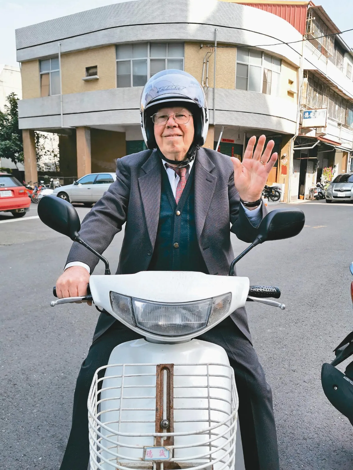 80歲加拿大牧師 騎小綿羊傳福音