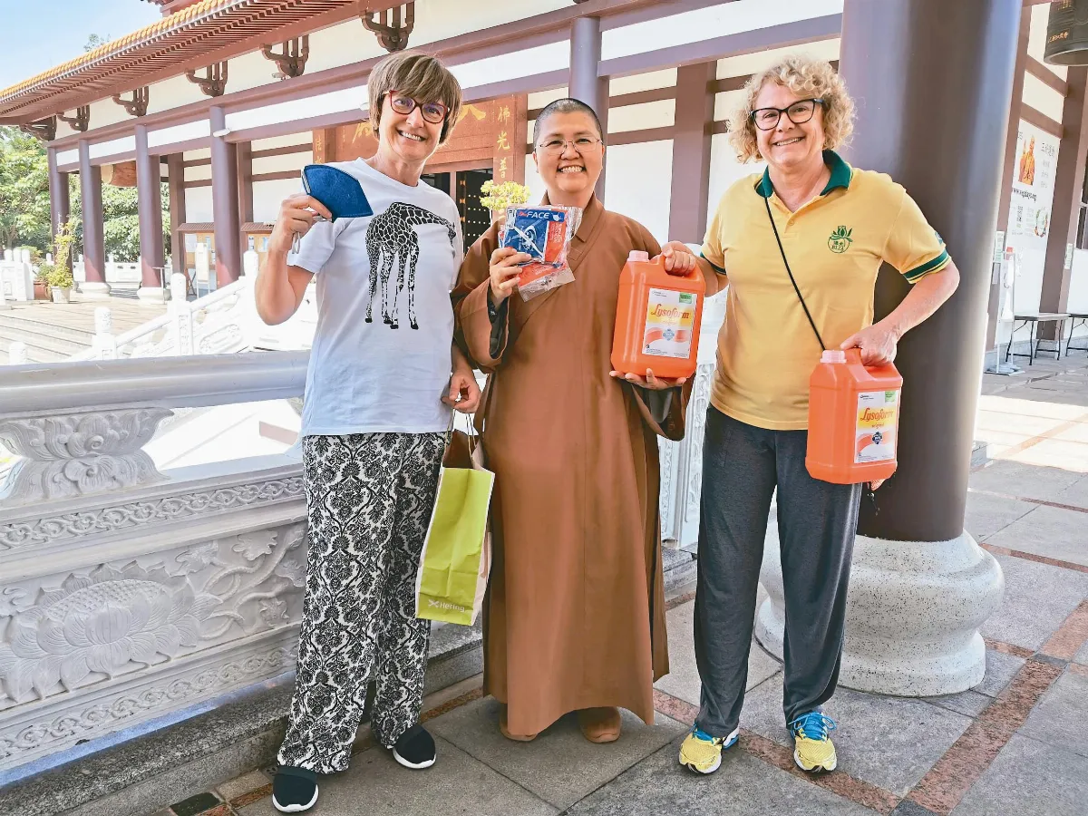疫情中見真情 佛光人贈口罩