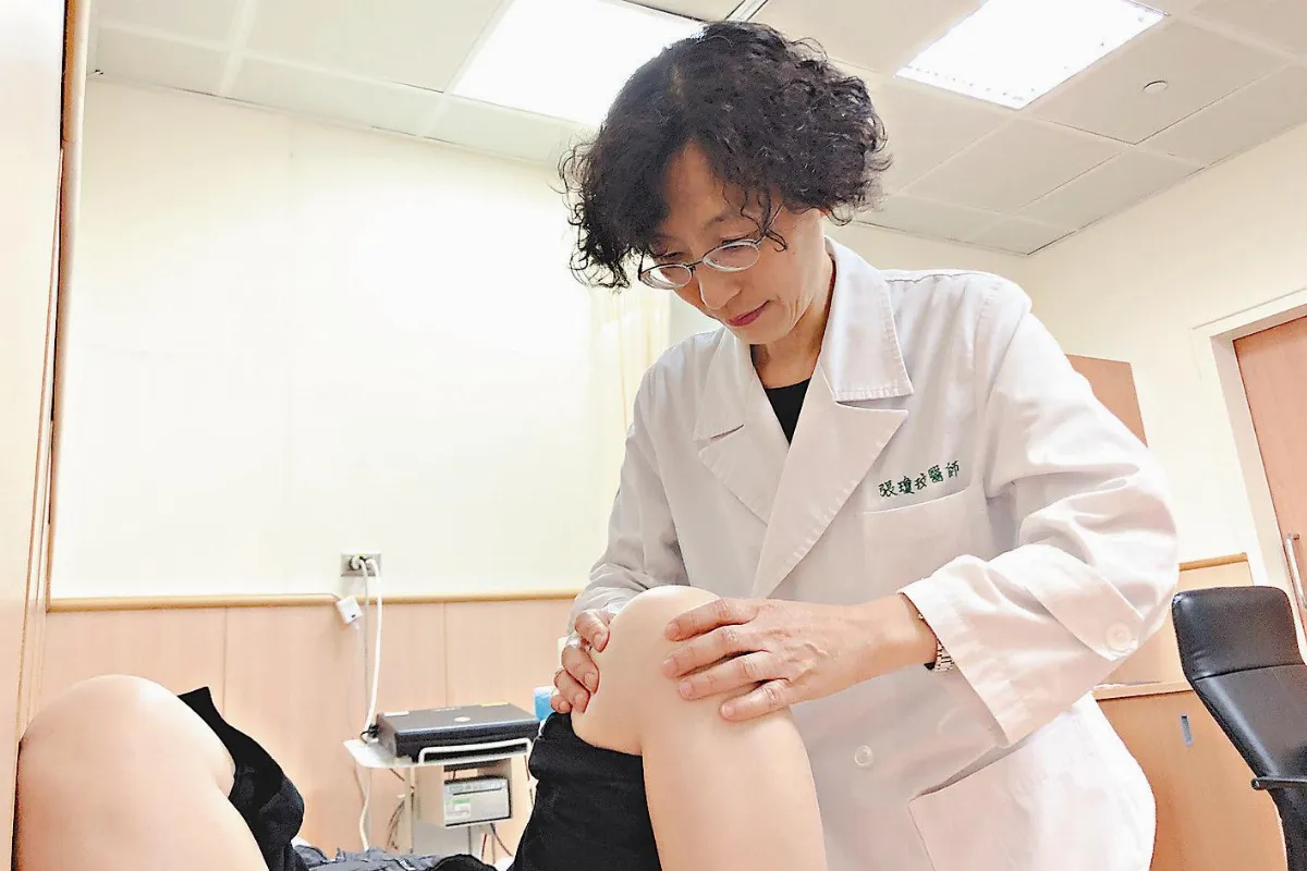 假日狂游泳 膝關節發炎積水