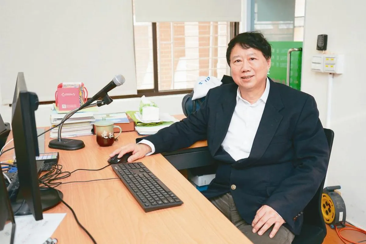 路燈下苦讀 教授戴建耘疼惜學子