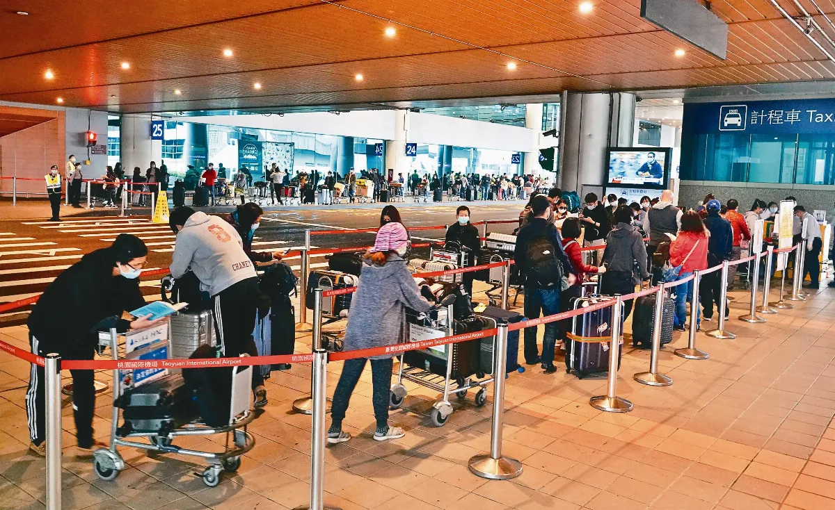 桃機防疫專車 人龍排上百公尺