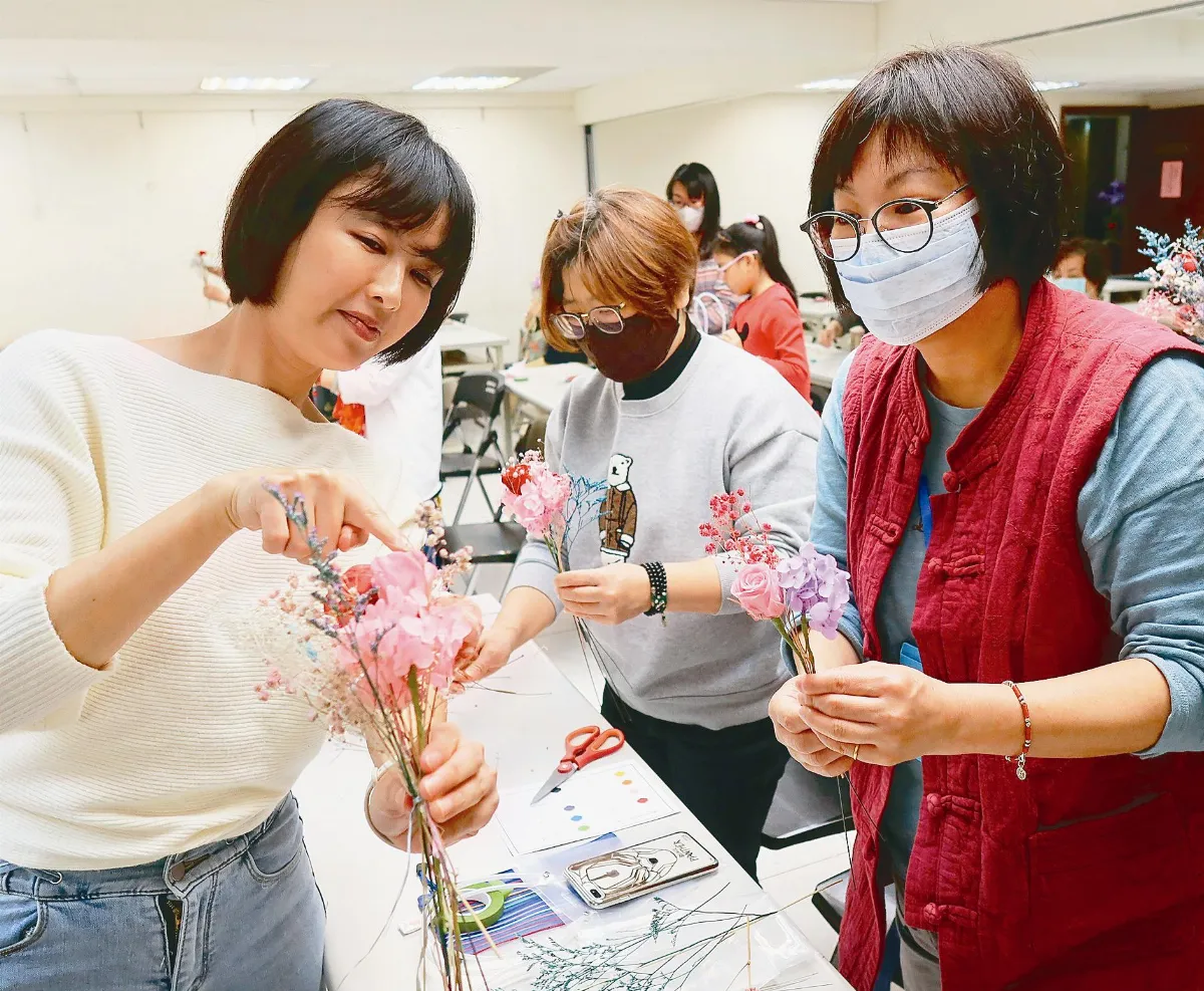 DIY永生花 佛光人祈願疫情平息