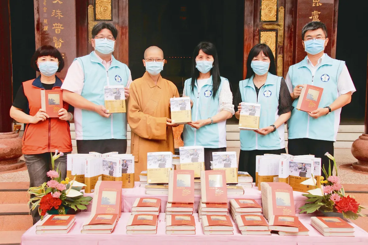 圓福寺贈書 關懷居家檢疫者
