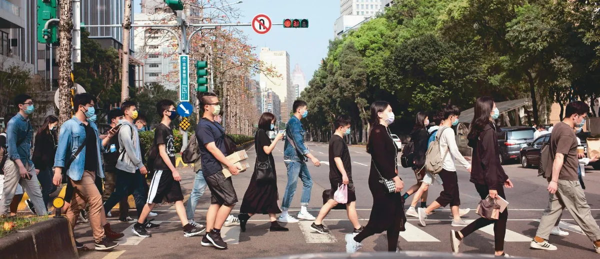 整齊步伐「罩」著走