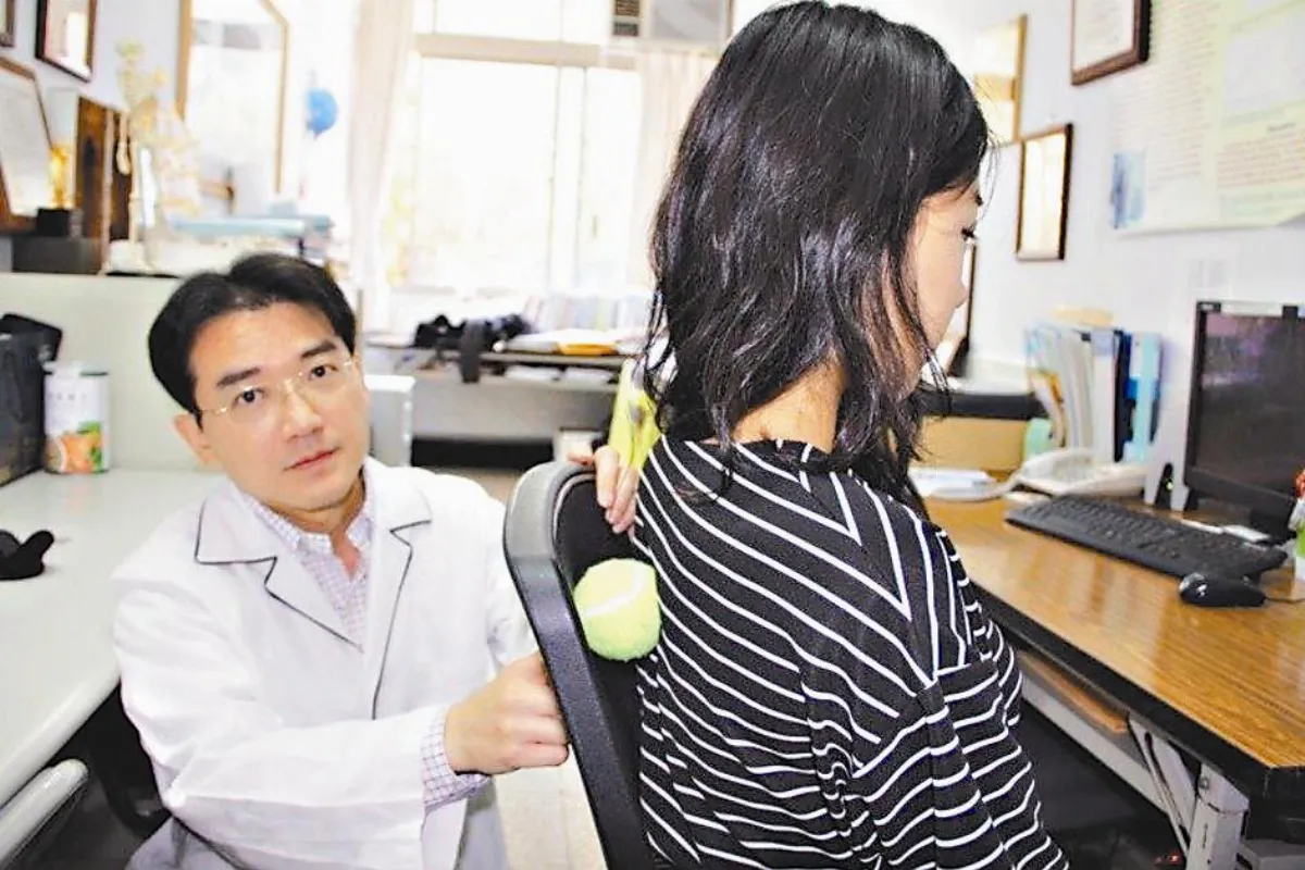 肩頸痠痛 網球可幫忙緩解