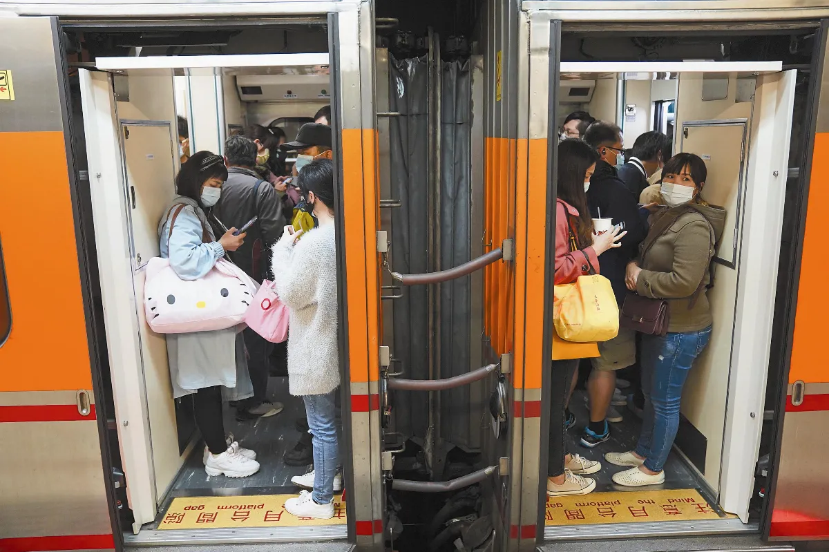 台鐵量體溫首日 排隊人潮無盡頭