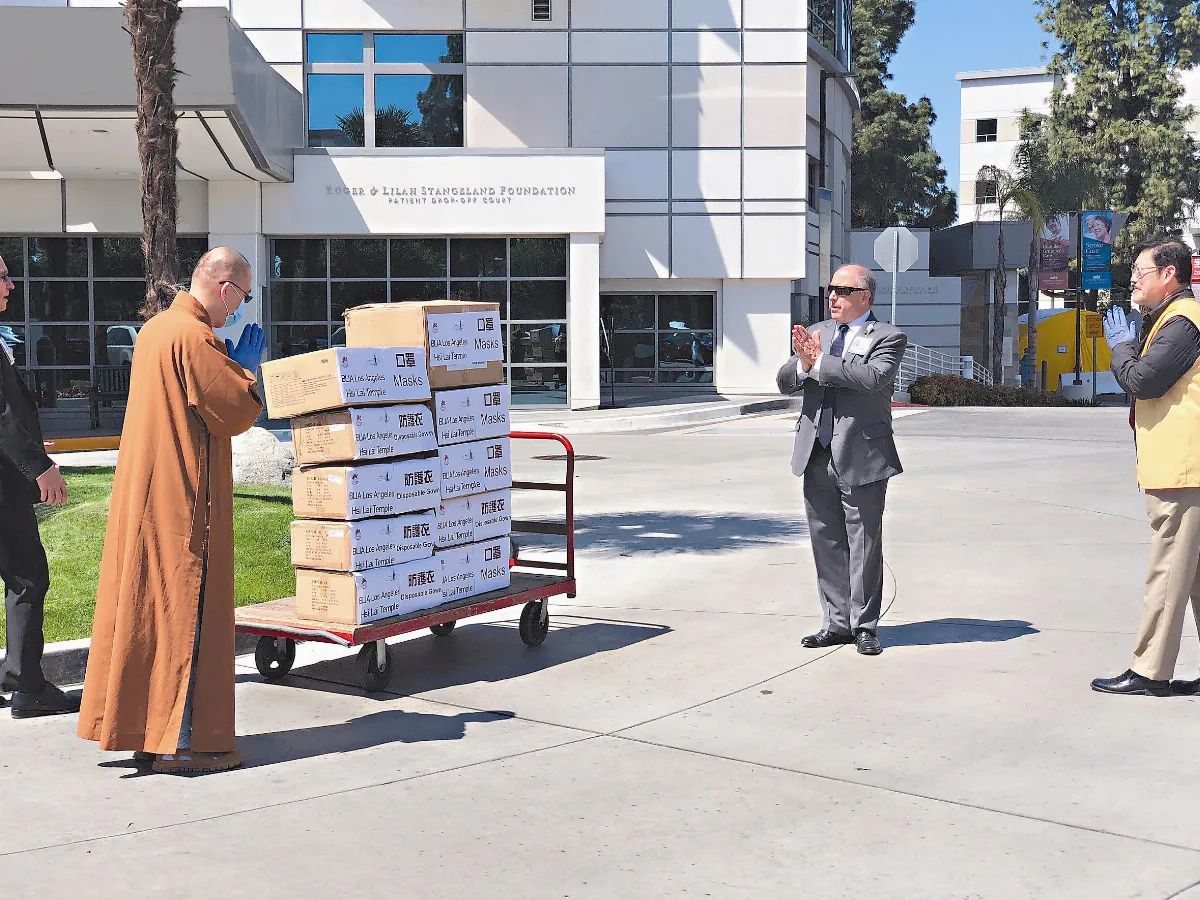 力挺北美醫護 佛光人贈防疫物資