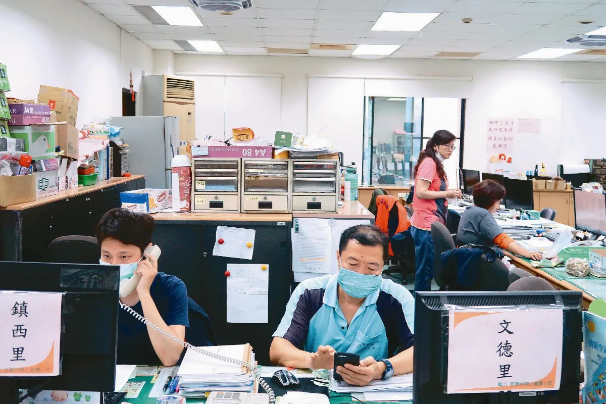 大年初三忙到今天…… 關懷居檢 里幹事買米買菜燒聲了