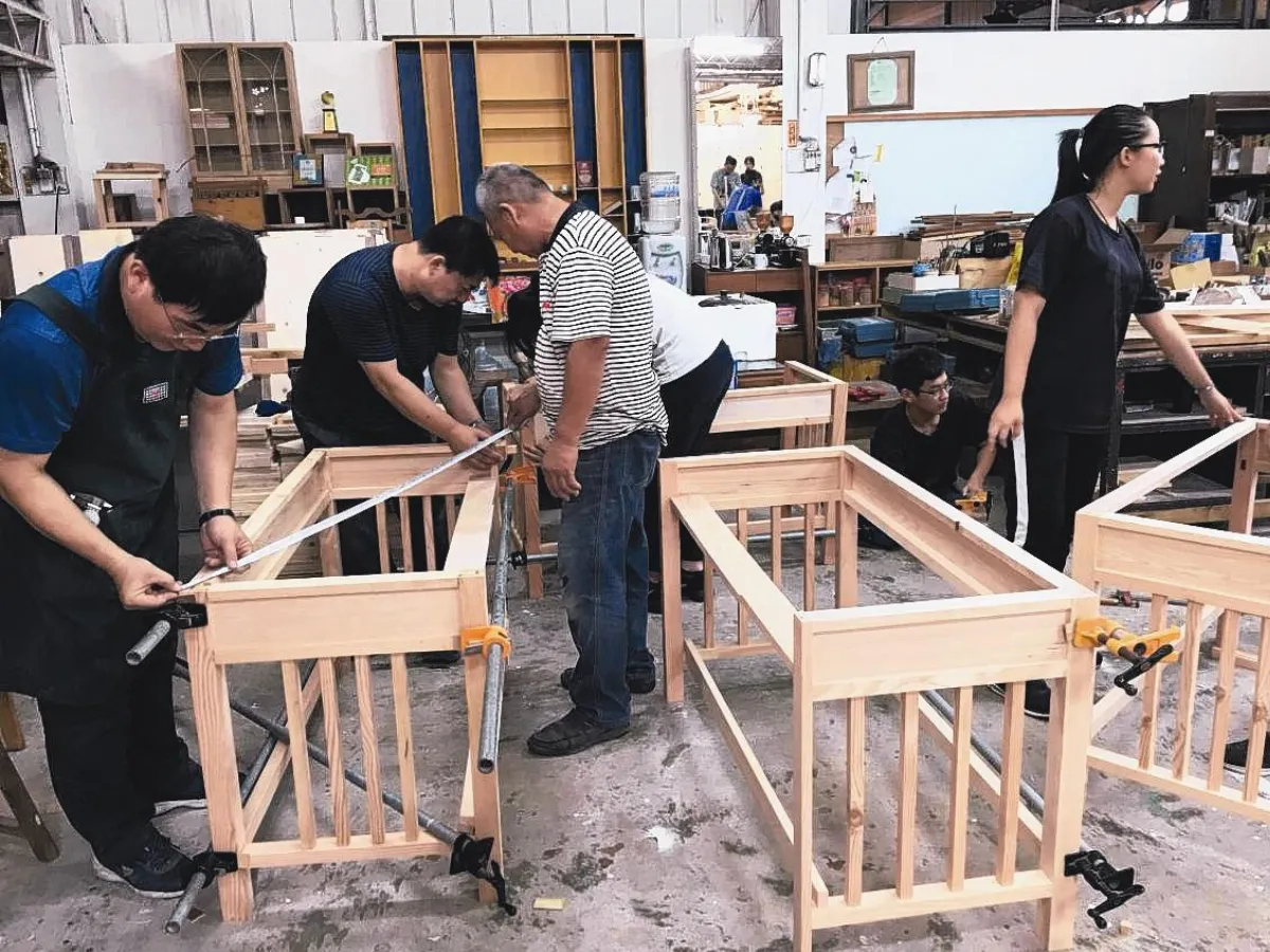 老師也拜師 學做家具