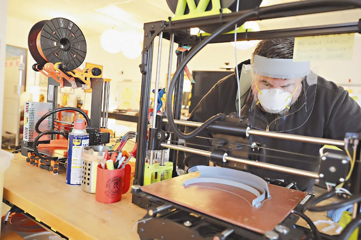 創客大動員 製作3D面罩助醫護