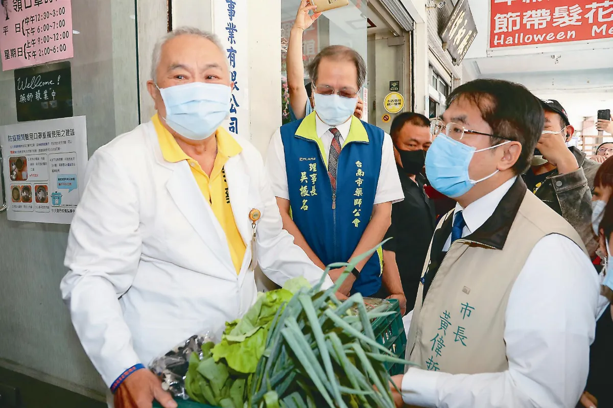 佛心藥師 包紙尿褲賣口罩