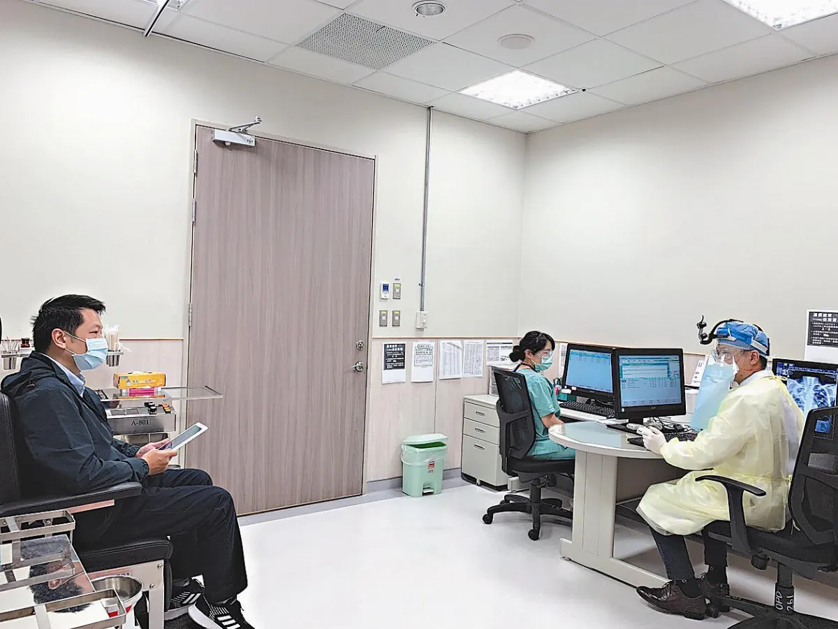 保護醫病 看診保持社交距離