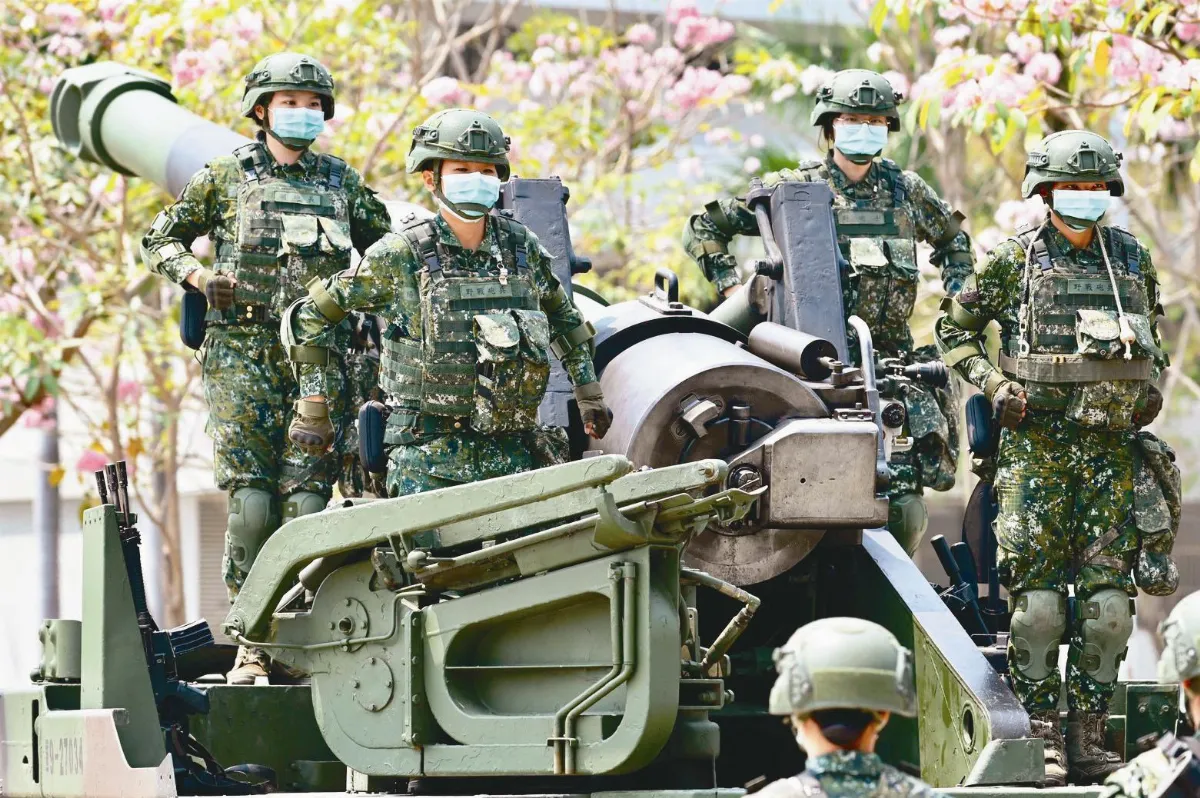女砲兵 戴口罩操練