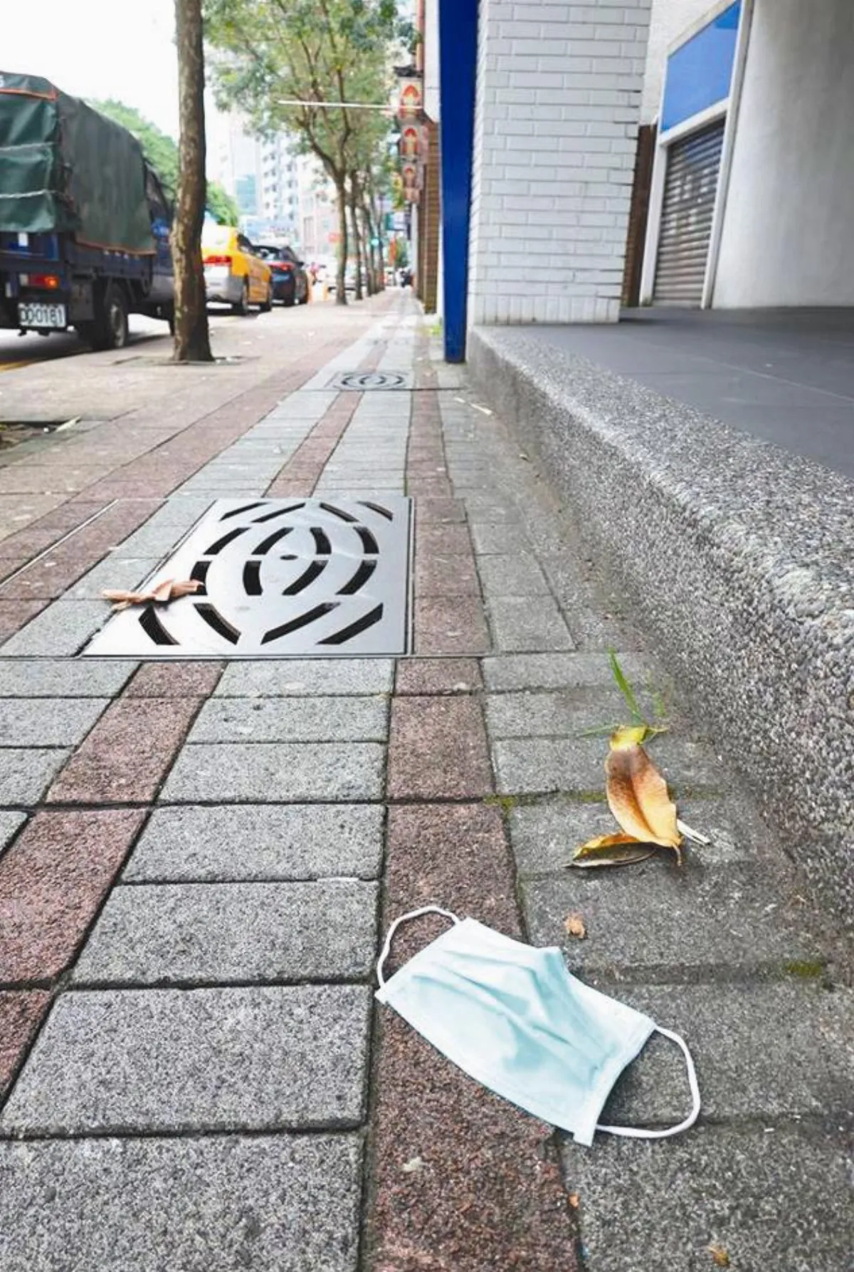 繞1圈停車場 驚見58個口罩亂丟