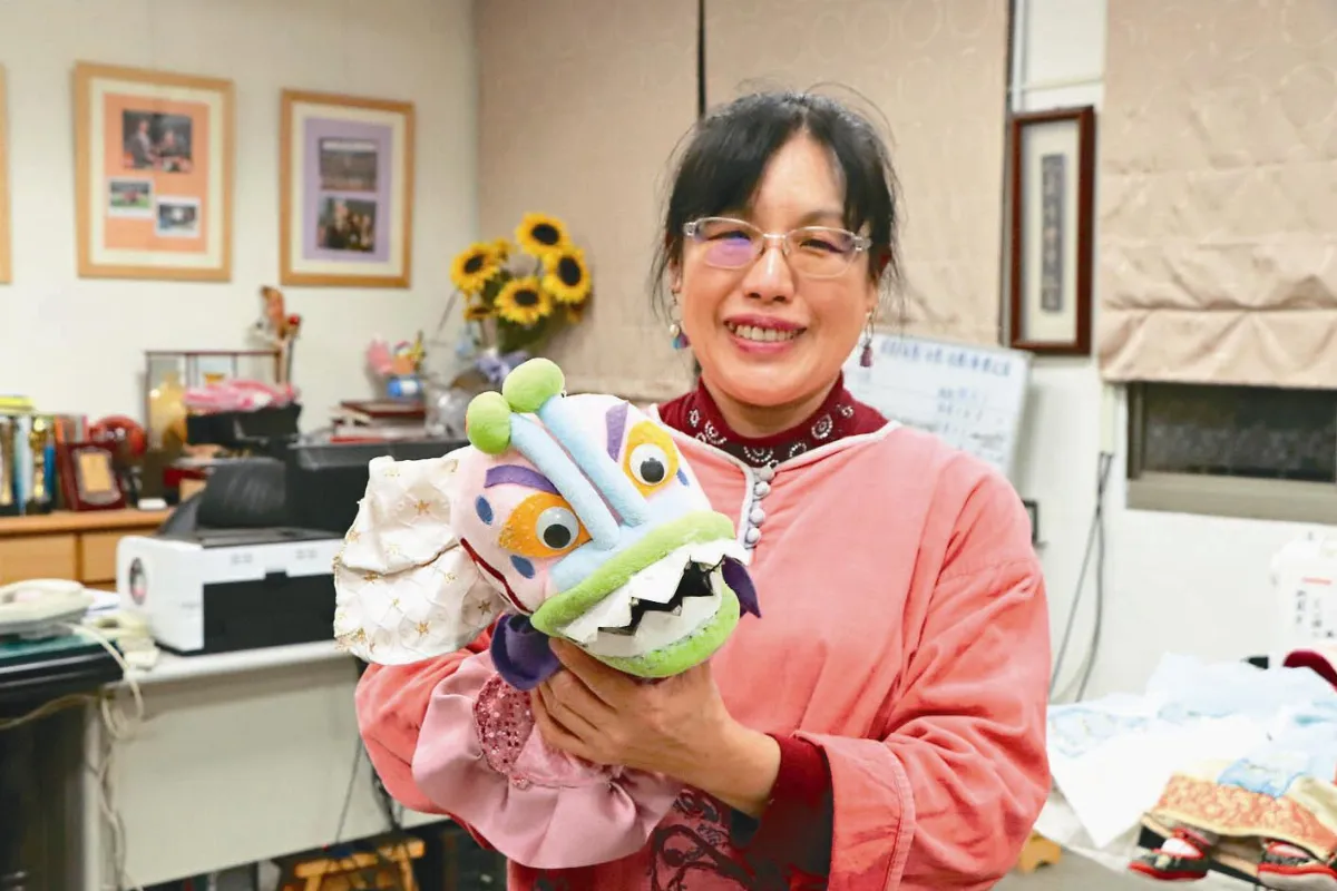 一針一線縫製 校長玩偶出名