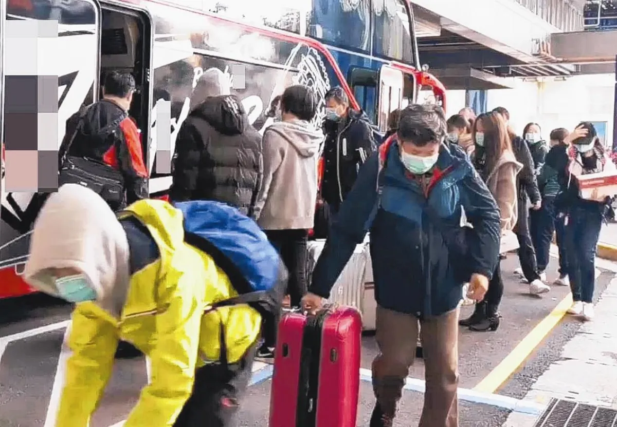 首班類包機153人 解除隔離回家